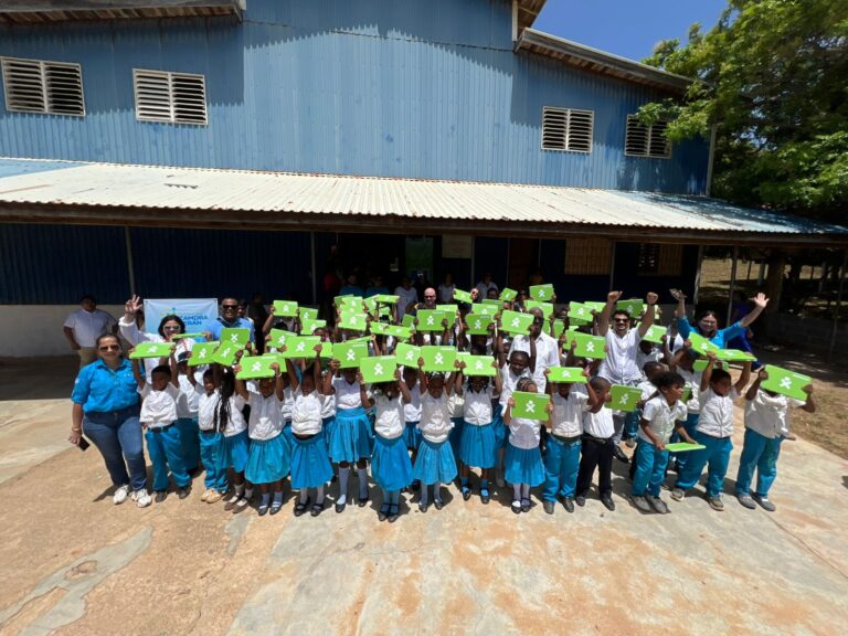 Santa Elena se suma al Programa Educativo “Una Computadora por Niño” gracias a la visión del Club Rotario de Edmonton Glenora y Roatán Children Fund