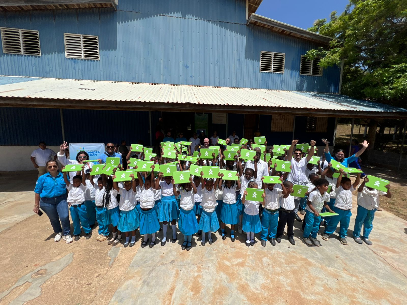 Santa Elena se suma al Programa Educativo “Una Computadora por Niño” gracias a la visión del Club Rotario de Edmonton Glenora y Roatán Children Fund